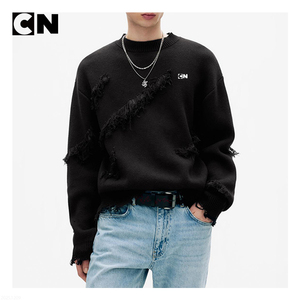 Pull d'hiver en coton respirant pour homme certifié BSCI avec logo personnalisé sur le devant, col rond, design à franges déchirées, tricoté - Product Image 2
