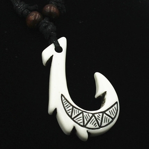 Collar tribal maorí de Nueva Zelanda para hombre, venta al por mayor, colgante de gancho de hueso de pescado tallado en resina hawaiana con cadena de cuerda para fiesta de regalo - Product Image 6