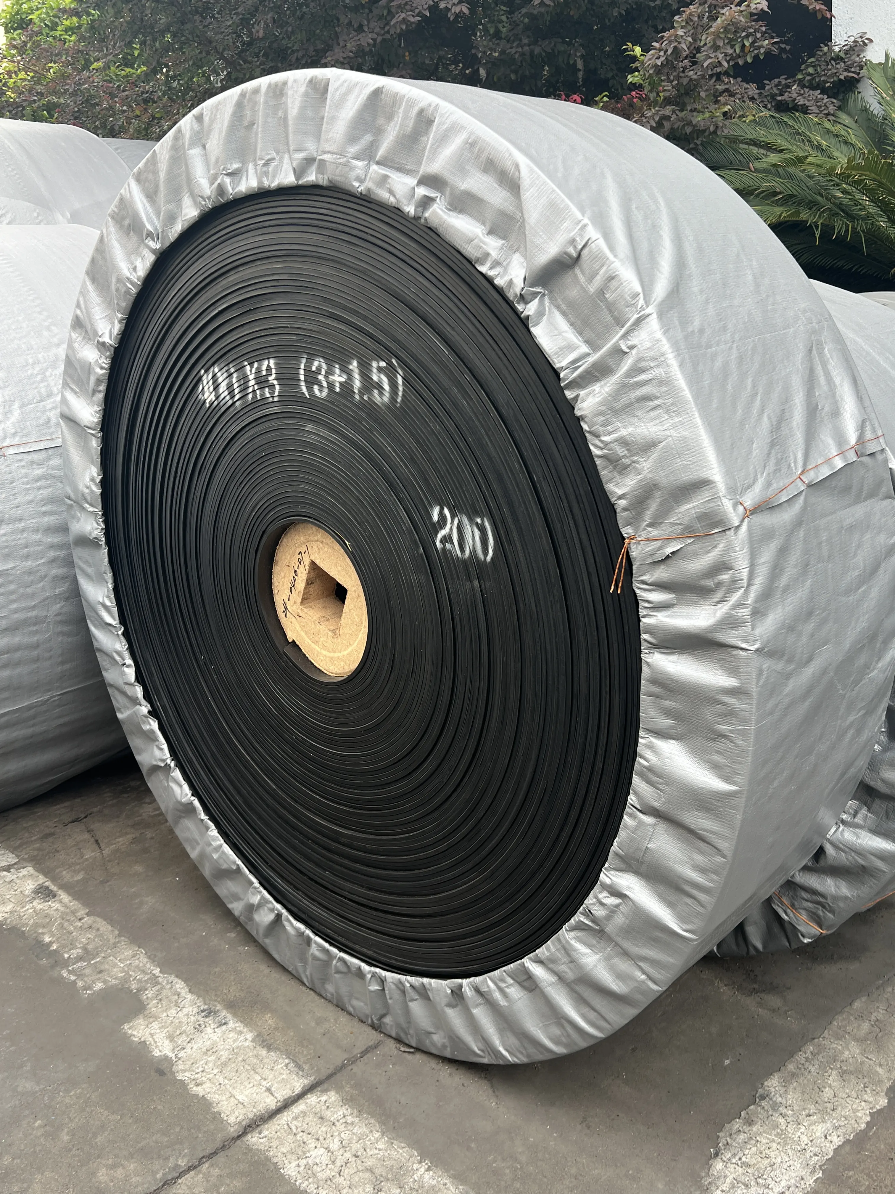 Finely Processed Stone Crusher Flat Conveyor Belt Rubber Rubber Conveyor Band