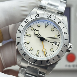 Cadran rétro Coke, cadre en aluminium rouge et noir COKE, 39 mm, équipé d'un mouvement à quatre aiguilles pour deux fuseaux horaires, en acier inoxydable. - Product Image 2