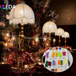 Lampe de table LEDA de luxe vintage avec abat-jour en tissu à pompons, alimentée par USB, dorée, pour mariage, événement, fête, hôtel, banquet, décoration, vente en gros - Product Image 1
