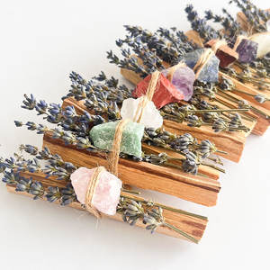 Natürliche Palo-Santo-Stäbchen mit Lavendel und Heilkristallen für Meditation und Energieausgleich zur Reinigung von Räumen - Product Image 3