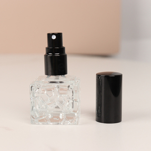 Atomizadores de Perfume de Vidrio Cuadrados de 10 ml con Boquilla de Aluminio Negro y Dorado, Recargables - Product Image 2