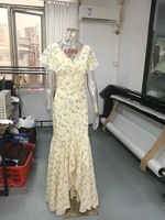 Robe longue élégante à col en V et motif floral pour femme, nouvelle collection été 2026, style rétro à manches courtes