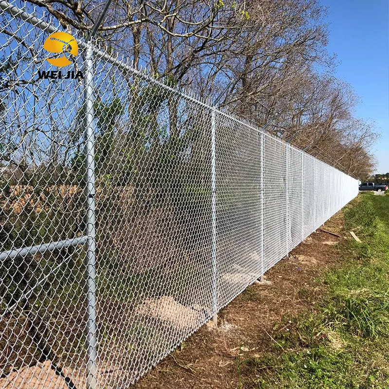 Venta caliente 100ft Galvanizado Negro Valla de enlace de cadena Ciclón Panel de valla de malla de alambre Valla de enlace de cadena para juego deportivo