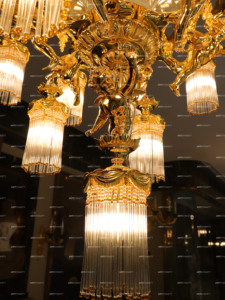 Lámpara Colgante <span class=keywords><strong>de</strong></span> Lujo para Decoración <span class=keywords><strong>de</strong></span> Mansiones con Fundición a <span class=keywords><strong>la</strong></span> <span class=keywords><strong>Cera</strong></span> Perdida en Latón, 19 Estatuas <span class=keywords><strong>de</strong></span> Ángeles y Detalles en Cerámica y Vidrio - Product Image 2