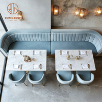 Ensemble de mobilier de luxe léger bleu en pierre frittée, comprenant table carrée, chaises et banquette en velours pour café et restaurant