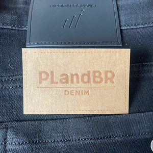 Étiquette en papier kraft brun imprimée <span class=keywords><strong>personnalisée</strong></span> à faible MOQ, recyclable, avec logo et nom, gaufrée, à coudre, pour jeans - Product Image 5