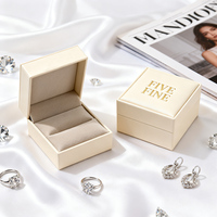 Boîte à bijoux rigide carrée en cuir PU écologique de luxe, boîte de présentation de bagues avec logo personnalisé, boîte de rangement pour bracelets et colliers, boîtes cadeaux