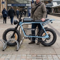 Vélo électrique compact rétro à pneus larges avec phare LED, connecteur de station, idéal pour les trajets en ville et les cyclistes nomades