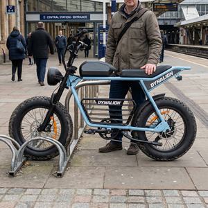 Vélo électrique compact rétro à pneus larges avec phare LED, connecteur de station, idéal pour les trajets en ville et les cyclistes nomades - Product Image 1