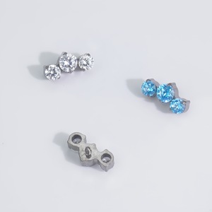 Boucles d'oreilles en alliage de titane avec zircon serti à griffes 4,6 mm 7,7 mm pour piercing lèvre et langue - Product Image 3