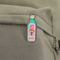 Broche émaillée Hot Stuff Sauce Hot Sauce en forme de bouteille verte avec étiquette rose, motif dessin animé homme sombrero et flamme, pour décoration de sac à dos