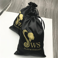 Sac de rangement pour perruque en soie noire satinée avec cordon de serrage simple et logo doré personnalisé sacs en satin pour extensions de cheveux sac à poussière d'emballage