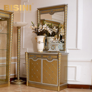 <span class=keywords><strong>Petit</strong></span> <span class=keywords><strong>buffet</strong></span> de style classique en <span class=keywords><strong>bois</strong></span> massif, <span class=keywords><strong>buffet</strong></span> doré pour appartements, vitrine de salle à manger - Product Image 1
