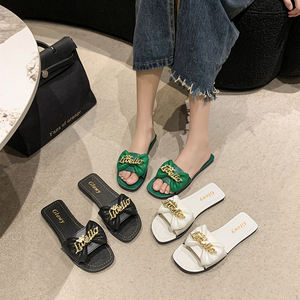 2024 nuevas zapatillas antideslizantes de moda para mujer, Sandalias planas informales con decoración de Metal, salidas salientes de verano y primavera de China - Product Image 5