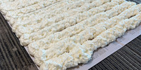 Décoration de porte de qualité économique PF4 polyuréthane mousse PU matériaux de construction verts adhésif en aérosol pour carreaux de fenêtre calfeutrage