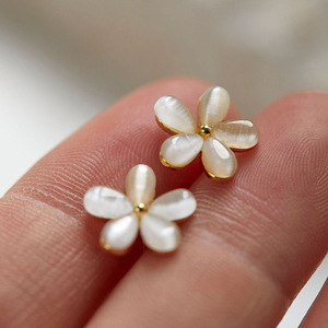 Orecchini a Perno con Piccoli Fiori per Donne, Design Minimalista Floreale, Accessori per Orecchie da Indossare Quotidianamente - Product Image 1