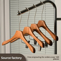 Cintres en bois de chêne massif sélectionnés de 15,4 pouces, marque privée, avec barre antidérapante pour pantalons, pour showroom de luxe