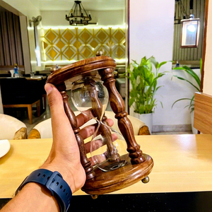 Horloge à sable en verre artisanale de qualité supérieure, cadre métallique moderne, pour bureau et décoration intérieure, durable et longue durée - Product Image 1