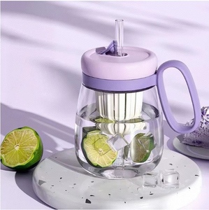 Tasse à café glacé en verre de Noël avec logo personnalisé, motif floral émaillé, couvercle et paille - Product Image 4