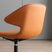 Chaise de négociation élégante en cuir camel orange avec dossier à ailes et base quatre branches noire pour bureau créatif