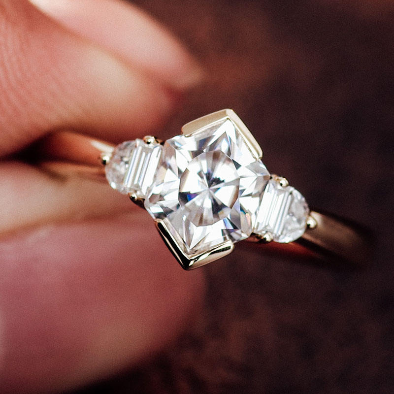 Anillo de oro macizo de 10 quilates con moissanita y diamantes.