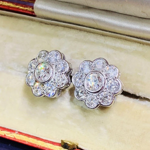 Eleganti Orecchini a Perno con Fiore per Donne, con Accenti in Cristallo, Stile Classico, Accessori Moda Quotidiana - Product Image 2