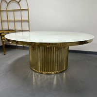 Table de mariage circulaire moderne avec structure en acier inoxydable et plateau en verre, idéale pour les dîners et les mariages