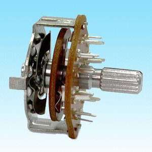 Potenciómetro Ajustable con Eje Metálico de 25 mm Soundwell RS25, Interruptor Giratorio para Variar la Resistencia Eléctrica - Product Image 4