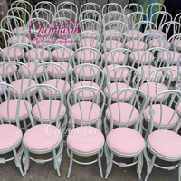 Vente en gros de meubles d'hôtel, chaises et tables d'extérieur en fer empilables de luxe pour restaurant et salle à manger en métal blanc pour événements