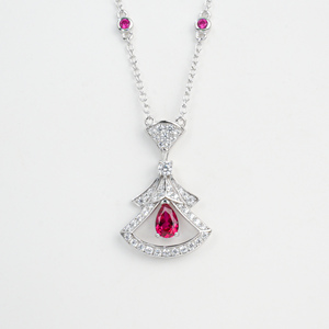 Collier élégant en argent 925 avec pendentif en rubis taille poire et micro-pavé, design jupe, par Design Lab - Product Image 1