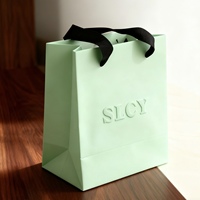 Sac en papier personnalisé avec logo en relief, estampage à chaud doré, sacs d'emballage cadeaux de luxe avec poignée en ruban