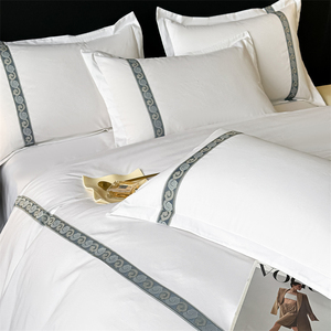 Juego de Edredón de Cuatro Piezas de Poliéster Simple, Ropa de <span class=keywords><strong>Cama</strong></span> Bordada de Cinco Estrellas para Hotel y Casa de Huéspedes, Sábanas Transpirables para Todas las Estaciones - Product Image 3