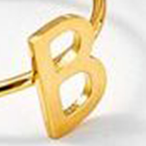 Anello con Lettera B in Acciaio Inossidabile dal Design Minimalista ed Elegante, Placcato Oro, Accessorio di Gioielleria Unisex alla Moda - Product Image 4