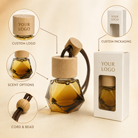 Diffuseur de parfum pour voiture en verre à facettes avec logo personnalisé, bouteille suspendue avec bouchon en bois et liquide parfumé à l'ambre, diffuseur de parfum pour voiture en bois