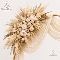 Centre de table floral personnalisé avec roses blanches, hortensias, fleurs de soie et fleurs séchées d'Isle de Pampas pour mariage