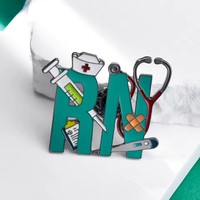 Broche d'infirmière en émail sur le thème médical : seringue, thermomètre, stéthoscope – Souvenir de la Journée des Infirmières