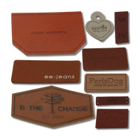 Étiquettes en cuir Hot Stamp Étiquettes de vêtement Étiquettes principales Taille différente selon la demande des clients Bordure découpée en relief