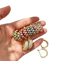 Boucles d'oreilles créoles Huggie plaquées or 18 carats avec zircone cubique et fil pavé coloré pour fêtes et mariages