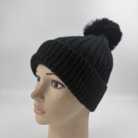 Bonnet d'hiver en tricot torsadé pour femme avec pompon en fourrure et revers plissé