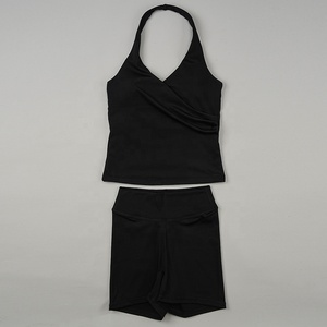 Top Halter con Cuello en V Cruzado y Corte Ajustado, Fabricantes OEM Personalizados, con Conjunto Deportivo para Mujer - Product Image 2