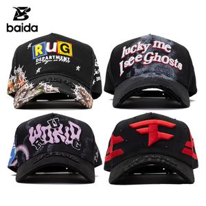 Casquette de baseball en daim Sombrero G5 à 5 panneaux avec logo brodé rouge et détails cloutés, motif lettres sportif courant - Product Image 6