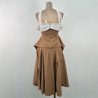 En stock : Ensemble deux pièces chic style vietnamien, haut color-block à épaules dénudées et jupe longue asymétrique, modèle été en polyester