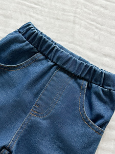 Completo Set Due Pezzi per Bambina 2026 di Tendenza: Top a Costine con Fiocco e Jeans con Inserti in Pizzo - Ingrosso Abbigliamento Bambina - Product Image 6