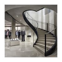 Escalier courbé au design simple avec marches en bois, garde-corps en fer forgé blanc avec revêtement en poudre