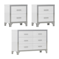 Ensemble élégant et moderne de 3 pièces : commode, deux tables de chevet avec poignées métalliques, miroir décoratif, blanc discret, écologique et durable