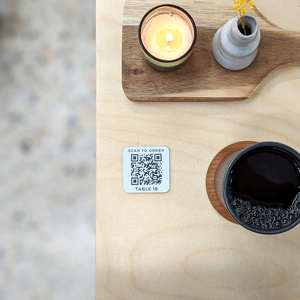 Plaques QR personnalisées 3mm noir blanc découpées au laser pour votre café ou table de bar, numéro de table et code QR pour un menu ou un lien de commande - Product Image 3