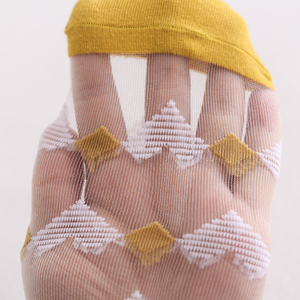 Chaussettes transparentes en soie de verre à motif floral papillon personnalisées OEM pour femmes, chaussettes d'été en maille transparente avec logo personnalisé - Product Image 2