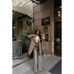 Gabardina Informal Marrón de Otoño Osanna, Manga de Cuero Genuino de Media Longitud, Cierre Cruzado, Botón de Seda PU Impermeable - Product Image 1